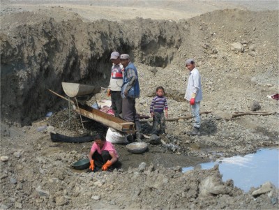 Mongolia has vast amounts of gold, but lacks the infrastructure, equipment, and organization to mine it properly. Because Mongolia has no way to enforce laws, individuals have gone out on their own or in small groups to pan. 