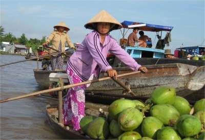 The majority of boat drivers, buyers, and sellers on the floating market are women. Men could often be seen napping on Hamocks on the bigger boats, obviously after doing the hard work! Ha!